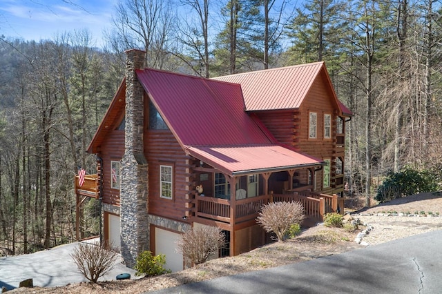 view of front of home with covered porch and a garage