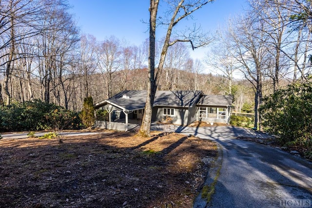 view of front of house with covered porch and driveway