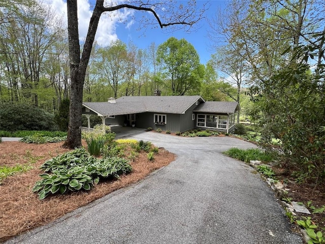 view of front of house featuring driveway and a carport