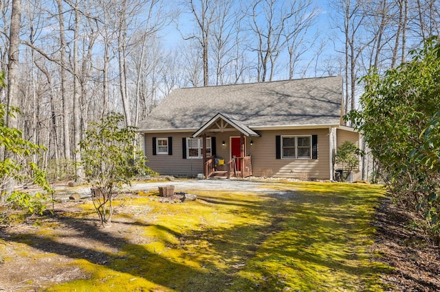 view of front facade featuring a front yard