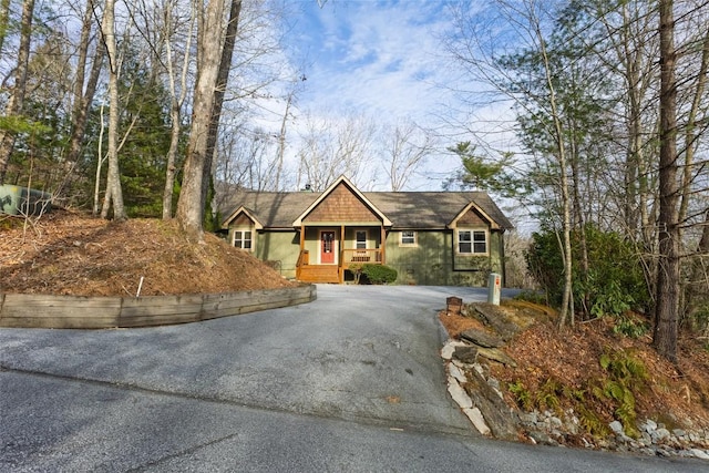 view of front of property featuring driveway