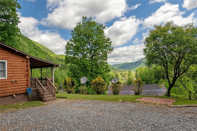 view of yard featuring a mountain view
