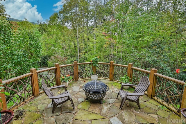 view of patio with an outdoor fire pit