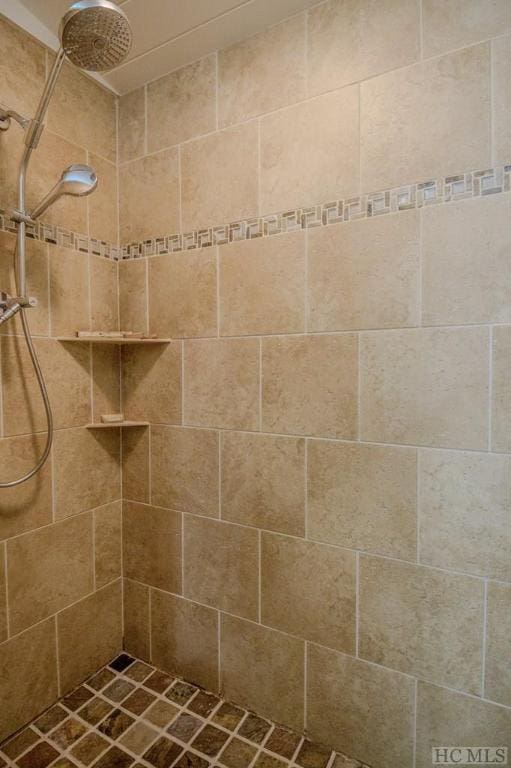 bathroom featuring a tile shower