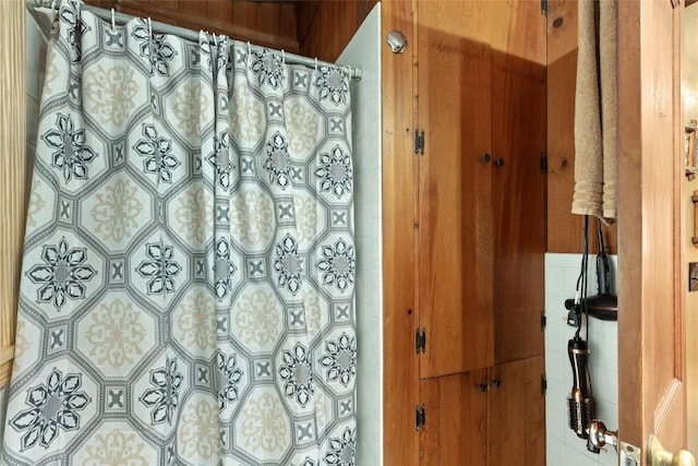 bathroom featuring a shower with curtain