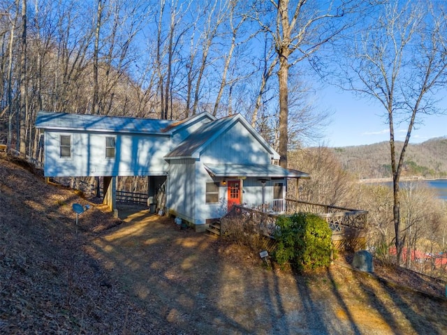 view of front of property with driveway