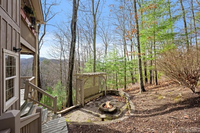 view of yard featuring a fire pit