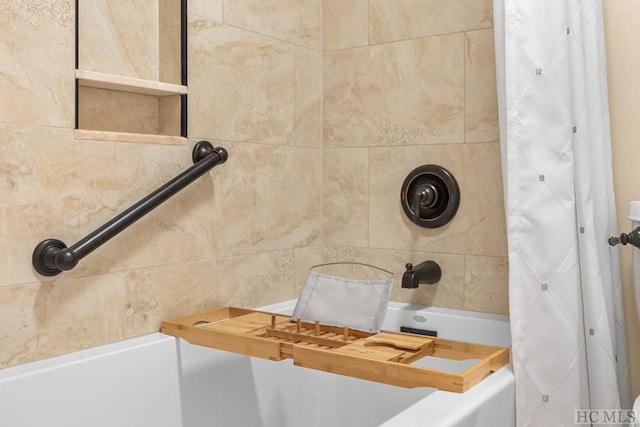 bathroom featuring shower / tub combo