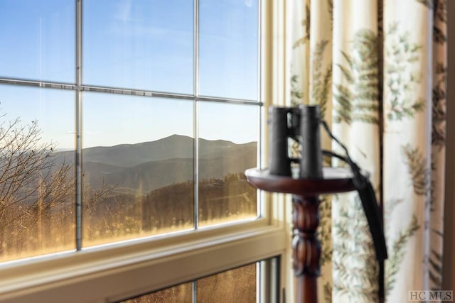 interior details featuring a mountain view