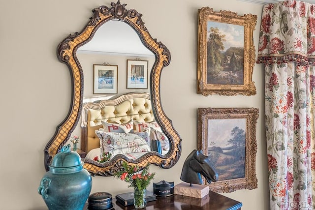 living area featuring ornamental molding