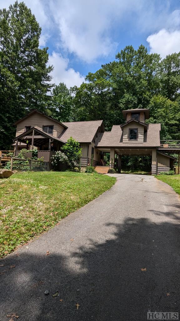 view of front of property with a front yard