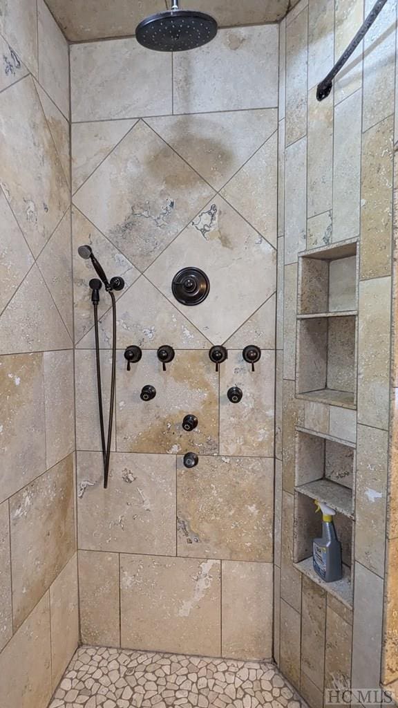 room details featuring tiled shower