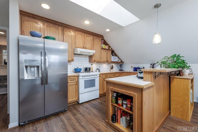 kitchen featuring dark wood-type flooring, a breakfast bar, stainless steel fridge, kitchen peninsula, and white range with gas cooktop