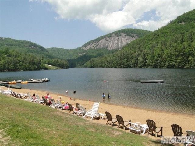 water view featuring a mountain view