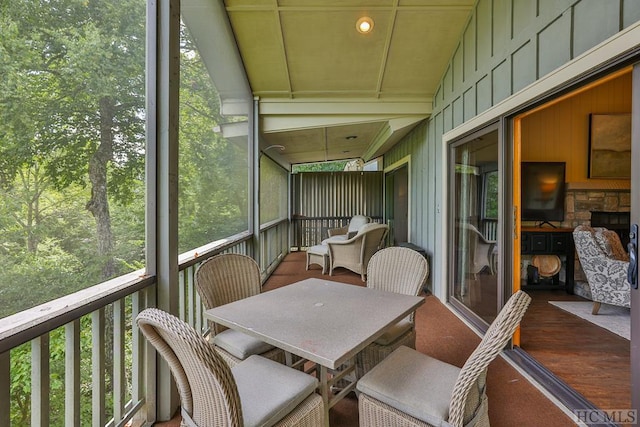 sunroom with vaulted ceiling