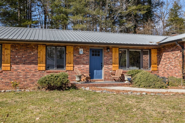 single story home with a front lawn