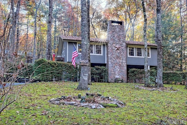 view of front of home with a front lawn