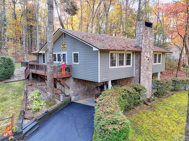 view of front of house featuring a wooden deck