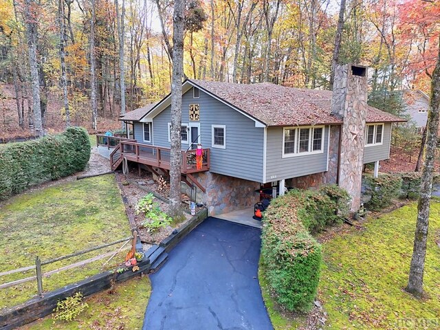 view of front of home featuring a deck and a front lawn