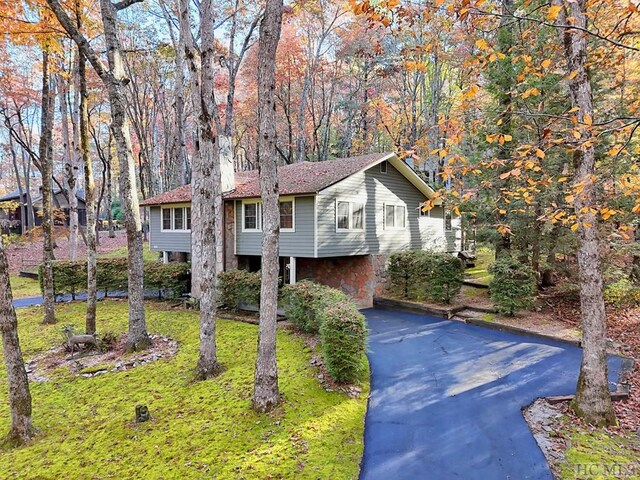 view of front of home with a front lawn