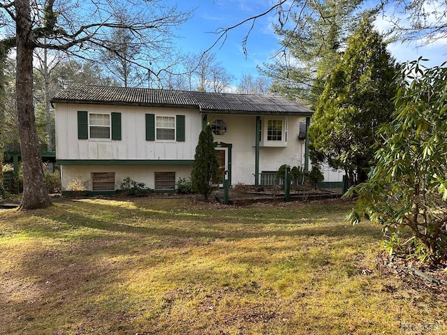 split foyer home featuring a front yard