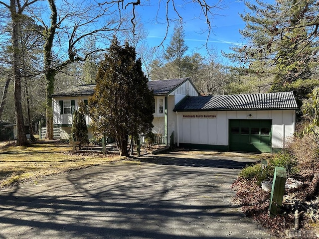 view of front facade featuring a garage