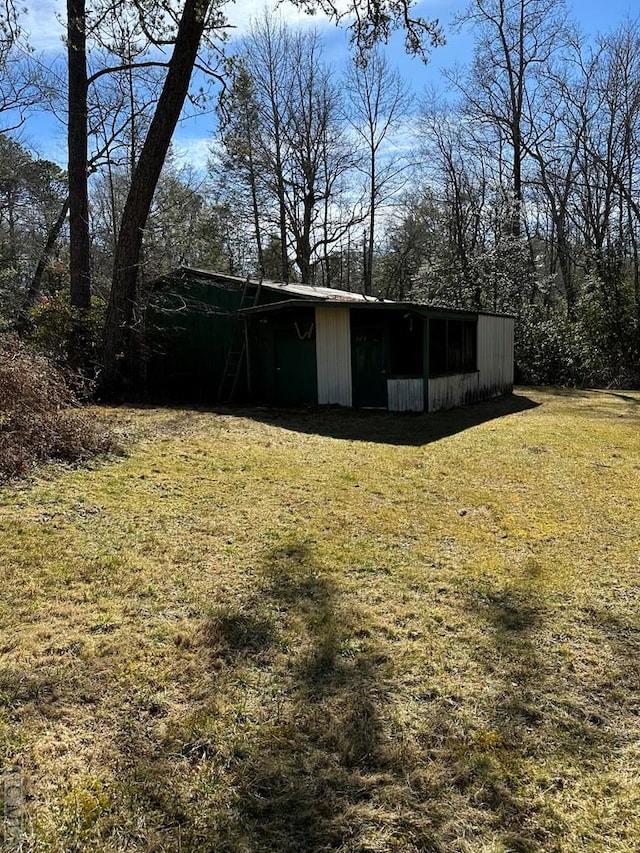 view of yard featuring an outdoor structure