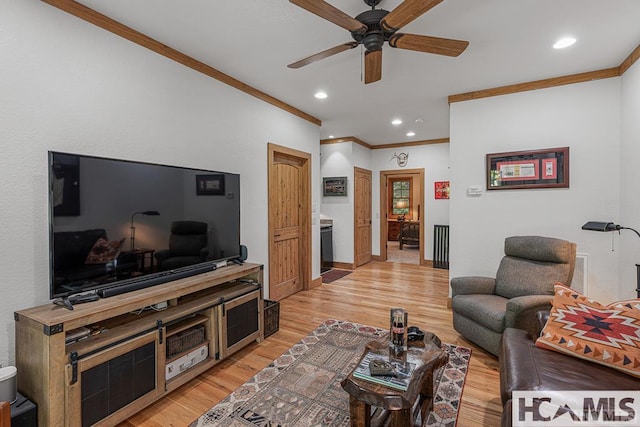 living area featuring crown molding, ceiling fan, light wood finished floors, recessed lighting, and baseboards