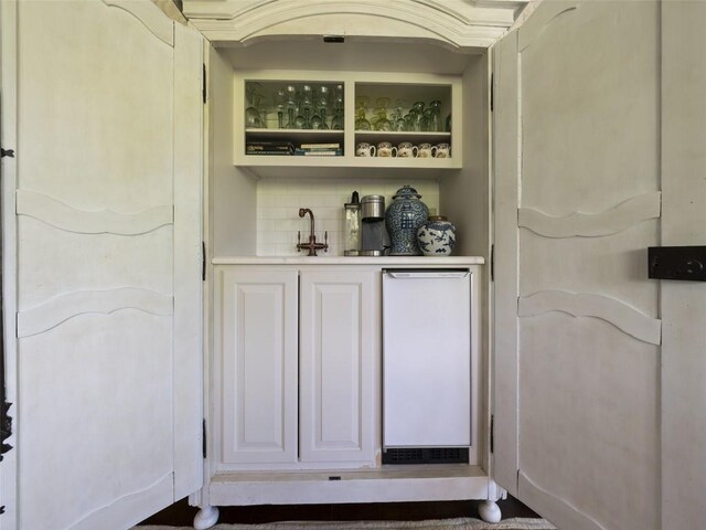 13084 Canada Rd, Tuckasegee, NC 28783 - indoor wet bar featuring tasteful backsplash