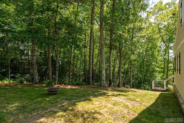 view of yard featuring a fire pit