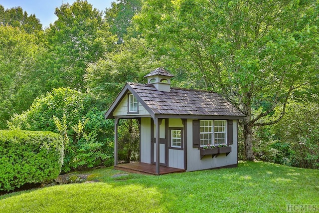 view of outdoor structure with a yard