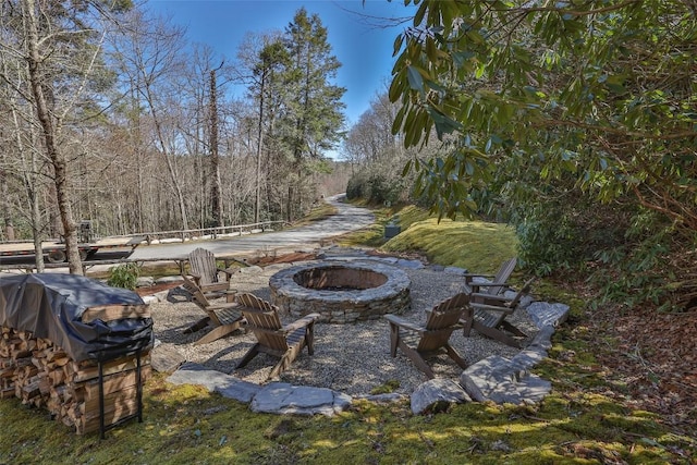 view of yard featuring a fire pit