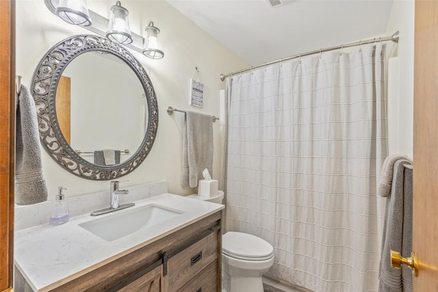 full bath featuring vanity, toilet, a shower with curtain, and visible vents