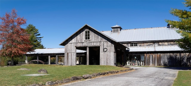 view of front of property featuring a front yard and metal roof