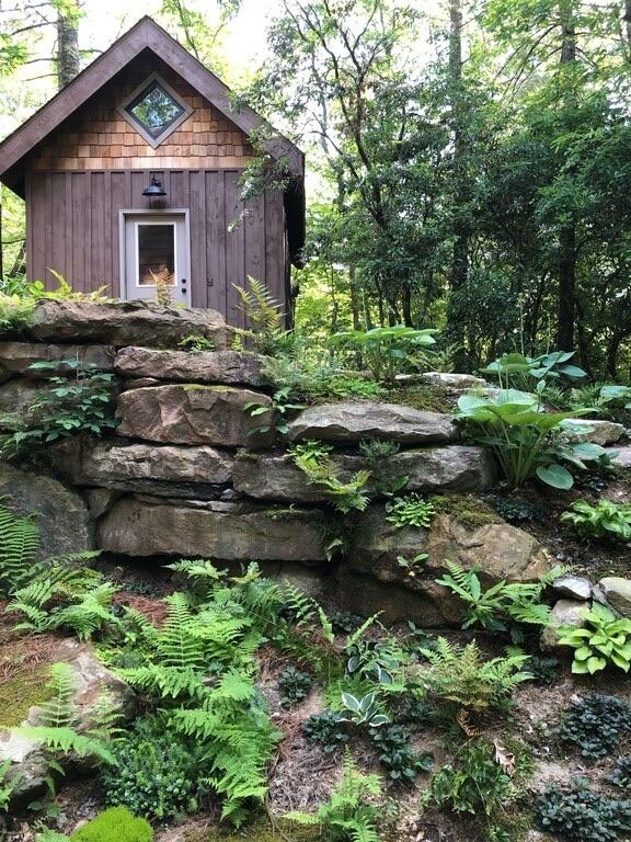 view of outdoor structure featuring an outbuilding