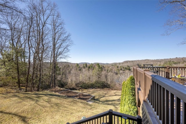 view of yard featuring a forest view