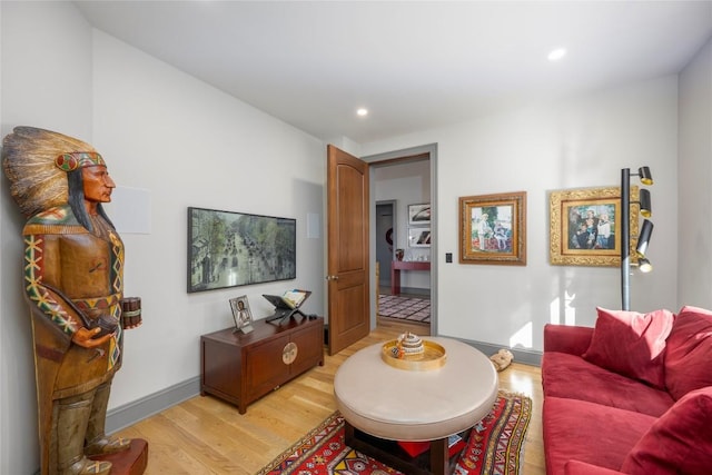 living area featuring light wood finished floors, recessed lighting, and baseboards