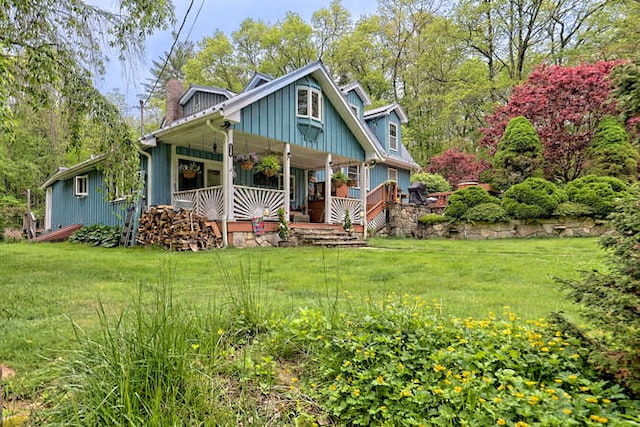 view of front of property featuring a porch and a front lawn