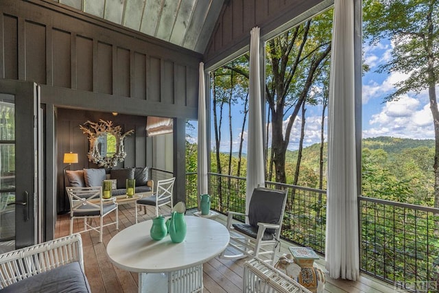 sunroom with vaulted ceiling