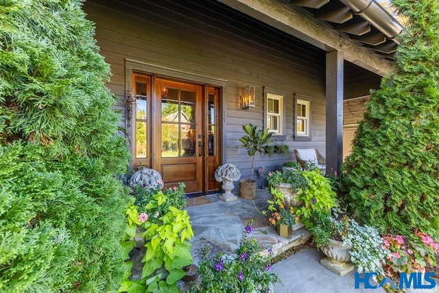 entrance to property featuring covered porch