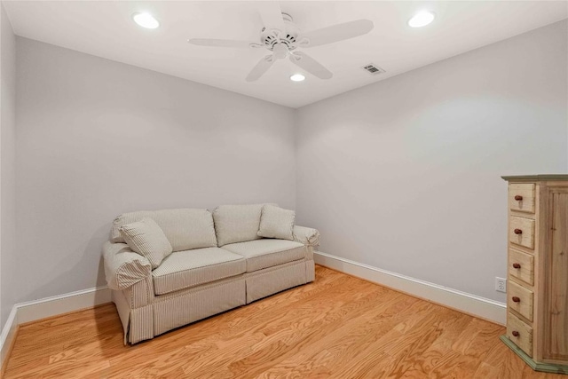 living area featuring recessed lighting, light wood-type flooring, baseboards, and a ceiling fan