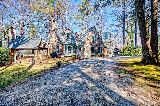 view of front of house featuring a front yard