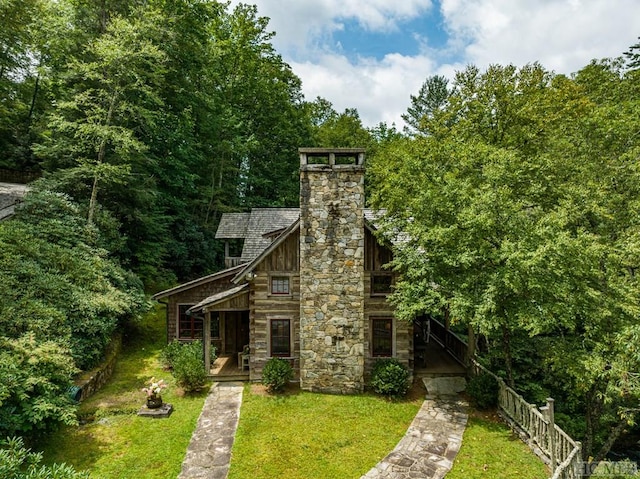 view of front of home featuring a front yard