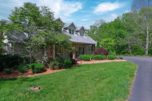 view of front of house featuring a front yard