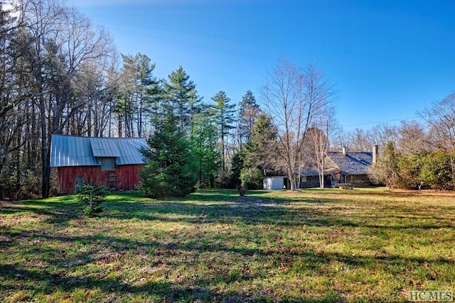 view of yard with an outbuilding