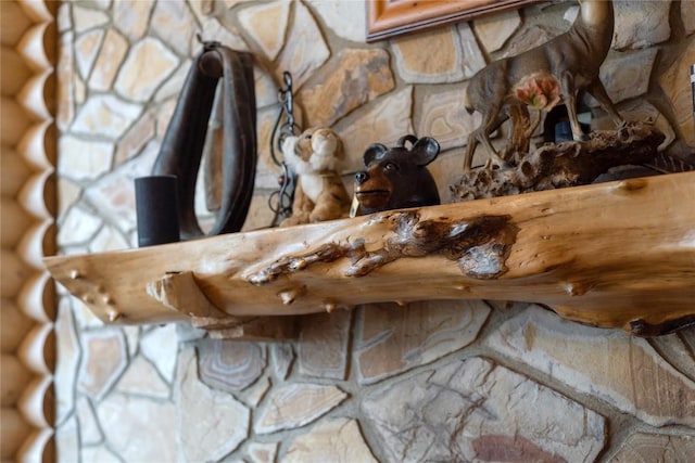 267 Hero Ln, Glenville, NC 28736 - detailed view of log walls