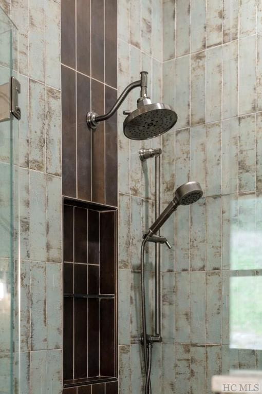 room details featuring a tile shower