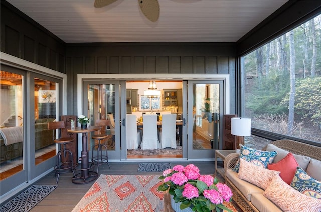 sunroom / solarium with a ceiling fan