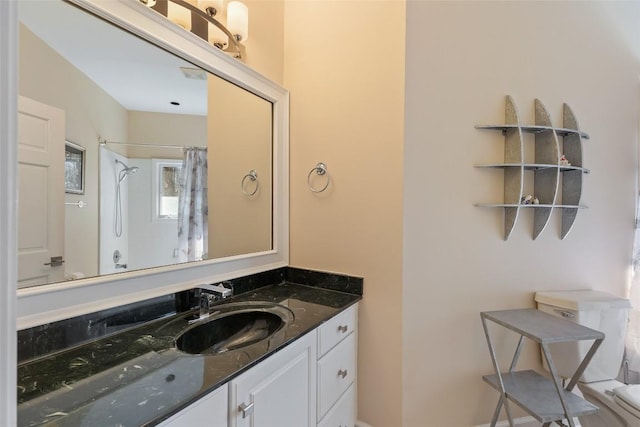 full bathroom featuring a shower with shower curtain and vanity