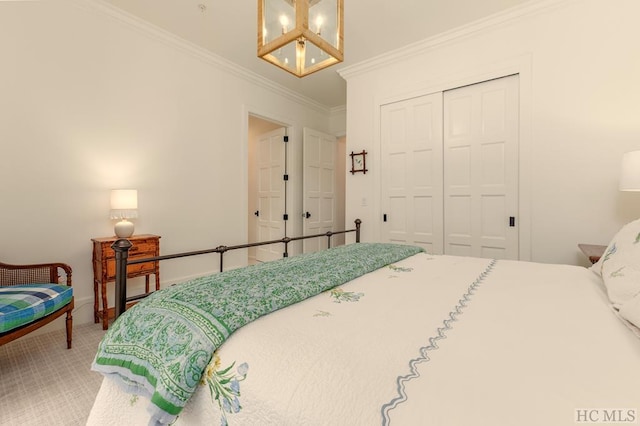 bedroom with ornamental molding, a closet, a chandelier, and carpet flooring